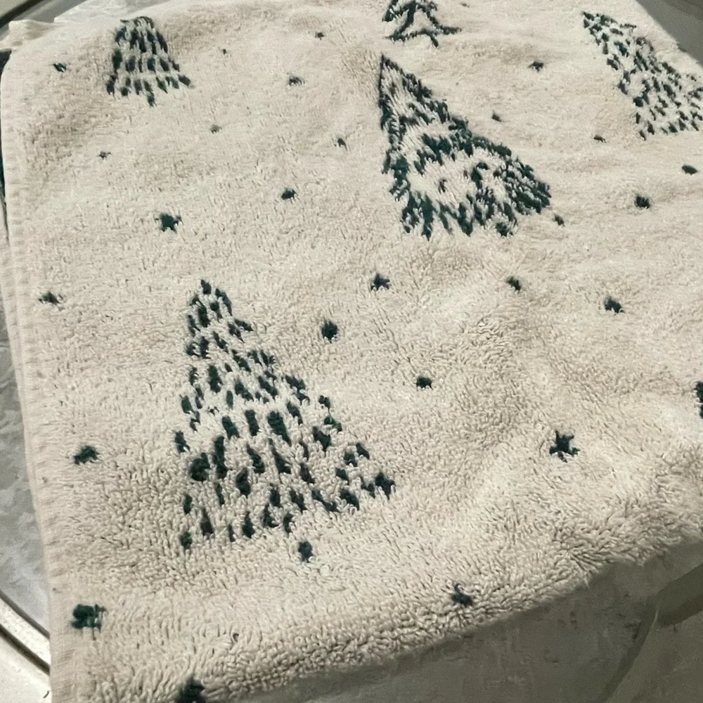 Christmas Tree Hand Towel 28”x15”‎ Green and Cream Cotton